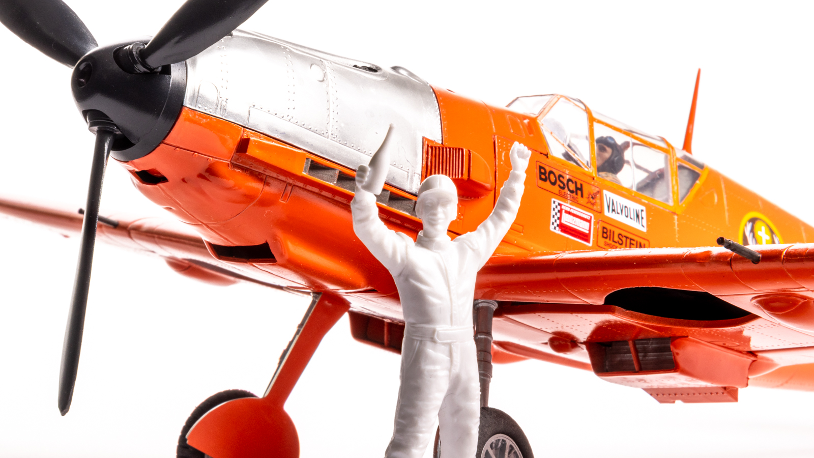 伝説の巨大な飛行機プラモを一気呵成に完成へと導いた、オレンジ色の守護聖人。 | nippper  ニッパーを握るすべての人と、モケイの楽しさをシェアするサイト