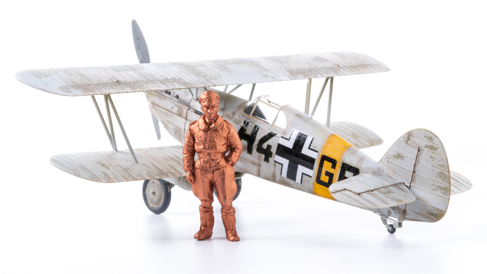 小さな飛行機、大きな人間。「スケールが揃っていなくても作れる景色