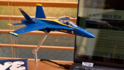 花金だ！仕事帰りに買うプラモ。開封直後に青の天使が舞い降りる。「ハセガワ 1/72 アメリカ海軍 ブルーエンジェルス F/A-18A ホーネット」