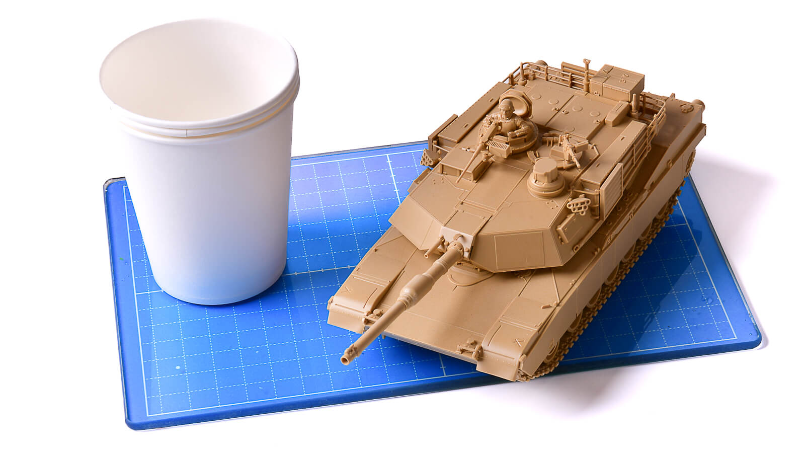戦車プラモ塗装の最強の持ち手は「紙コップ」なのです！！