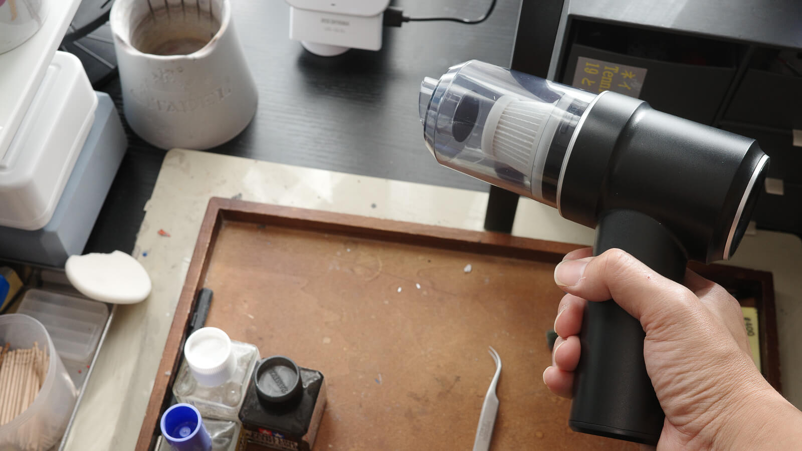 机の上の埃や削りカスとも一瞬でおさらば！！プラモ机を綺麗に保てる「最高のハンディ掃除機」の話。