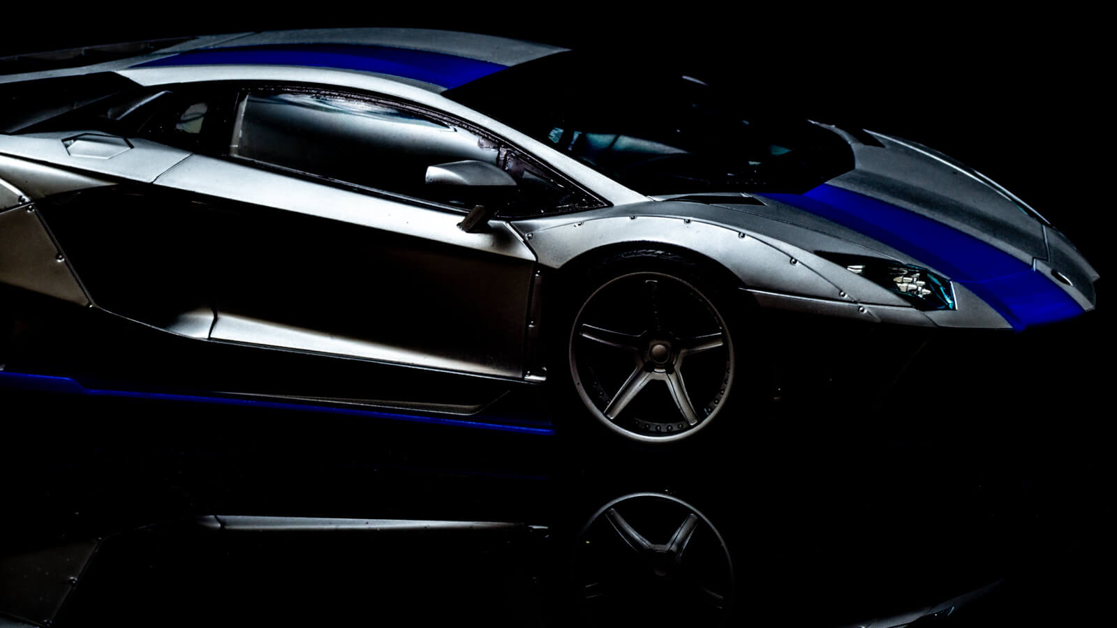 いたせり尽くせりなプラモデルで味わう「２トーンカラーのスーパーカー」／アオシマ LBWK アヴェンタドール