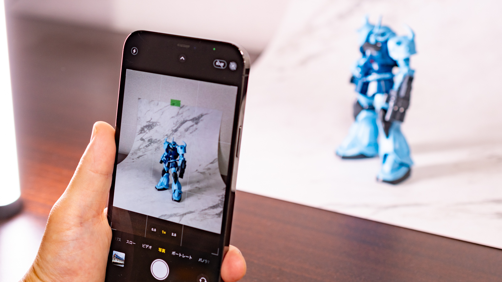 小顔 and 脚長に見えるガンプラ撮影術／「スマホのカメラは下半分しか使うな！」って……どういうこと?!