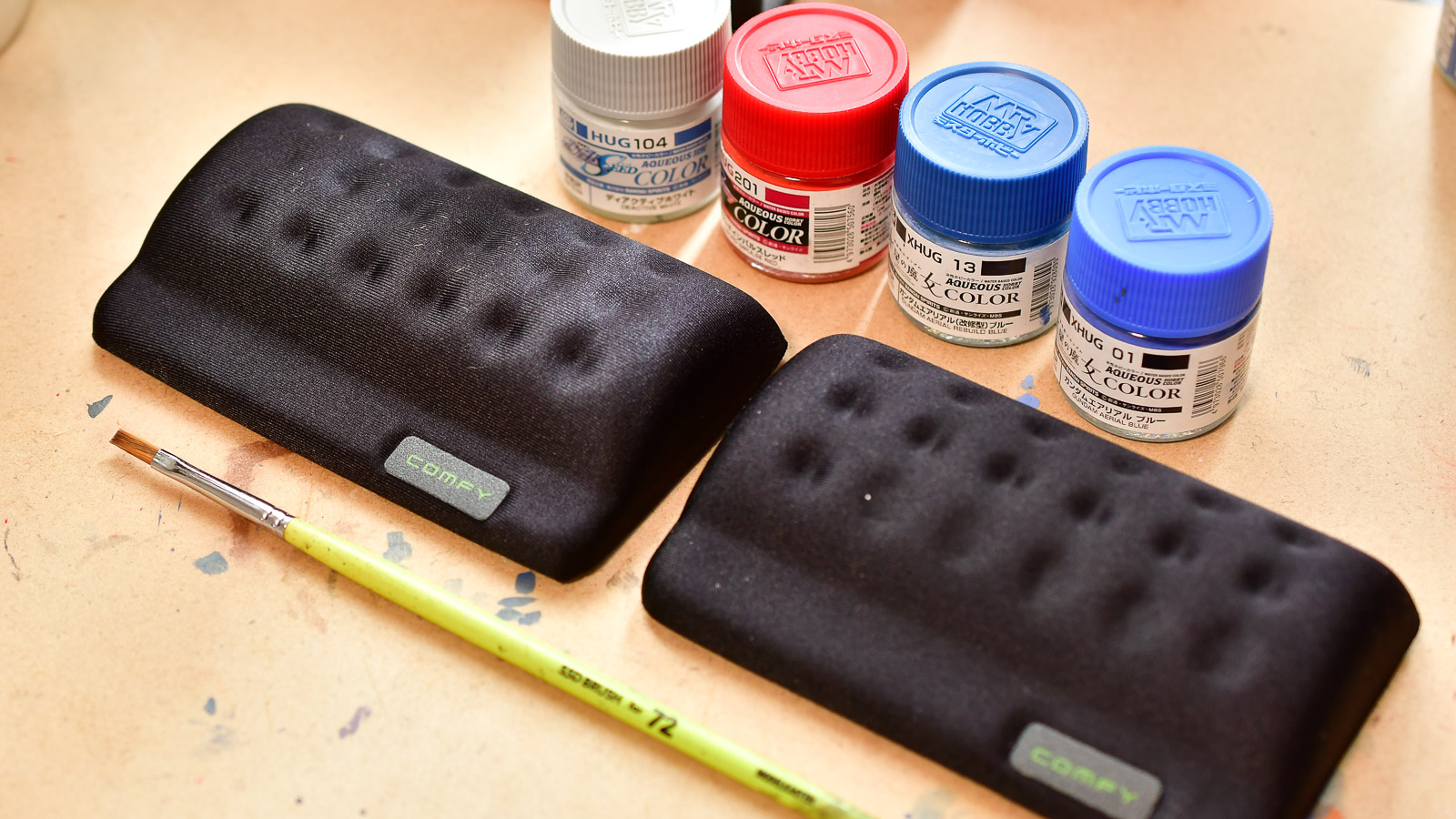 筆塗り時の痛みはパソコングッズの「リストレスト」で解決しよう！