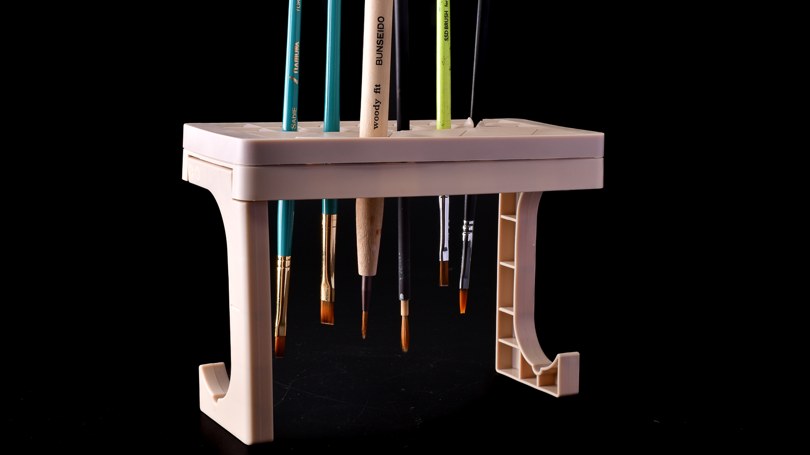 洗い終わった筆は「下向きにして干す」。それだけでお気に入りの筆が長持ちします！！