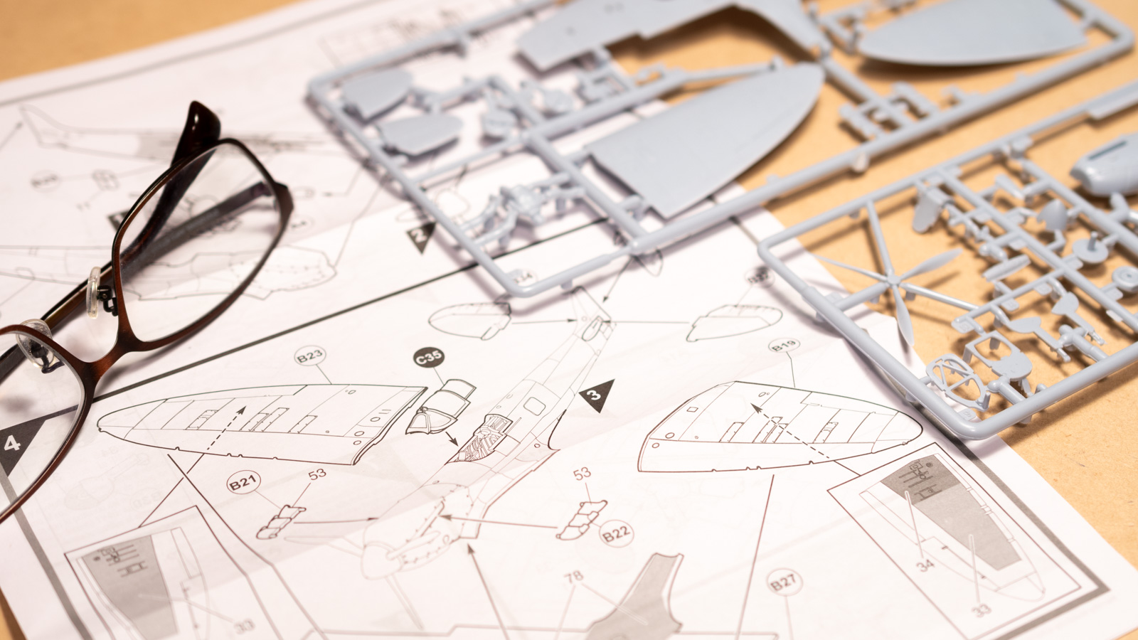 プラモデルを作る机にカッターマットを載せるのをやめた話／交換式MDFボードのススメ