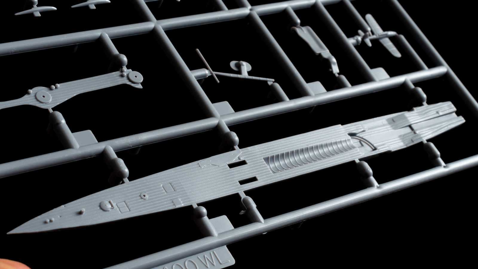 日本の誇るビックリドッキリメカ、「特型潜水艦 伊-400」をアオシマの