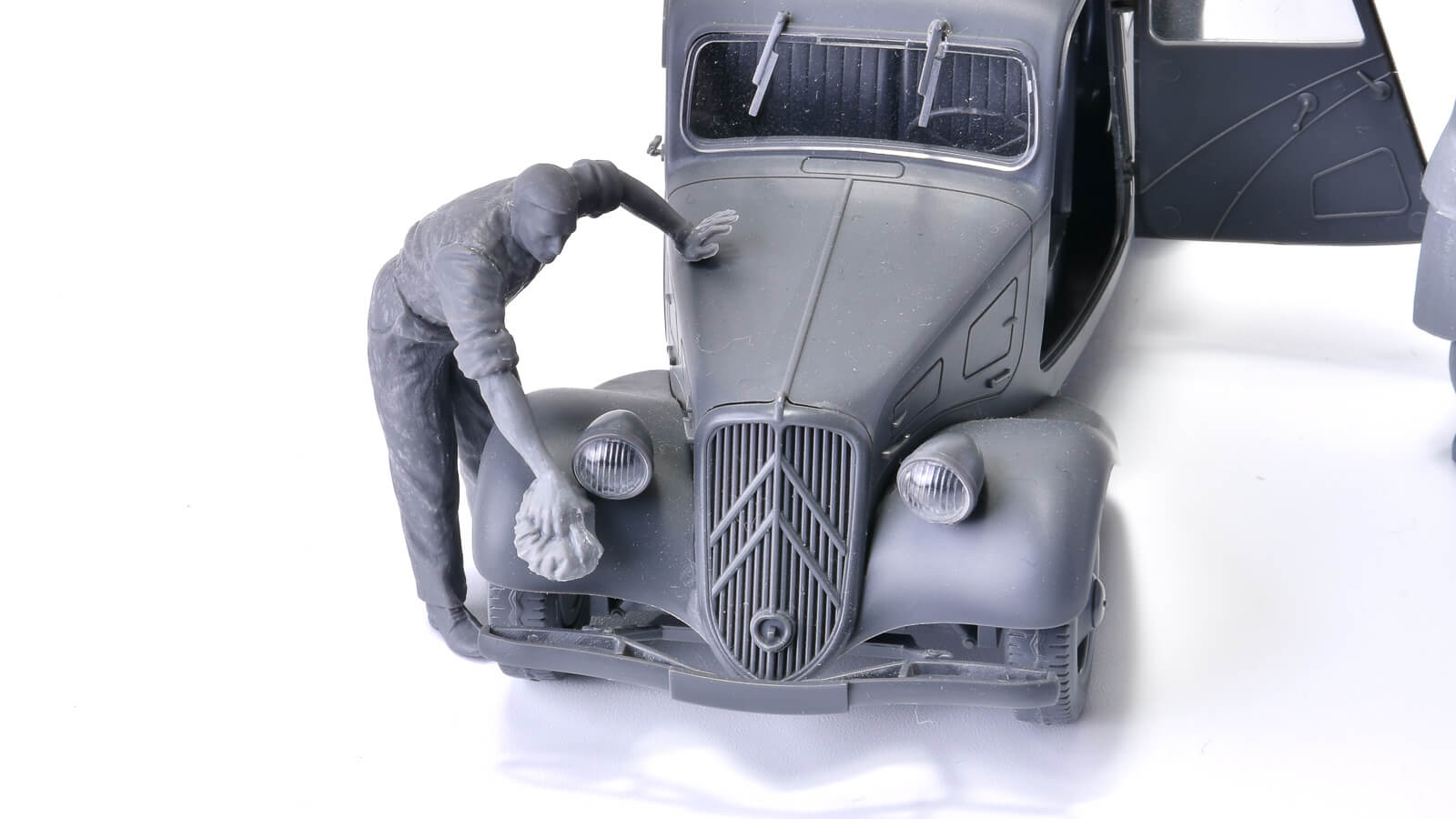 ゴリゴリの整備士じゃないからこそ見せられる景色がある。車模型に添え