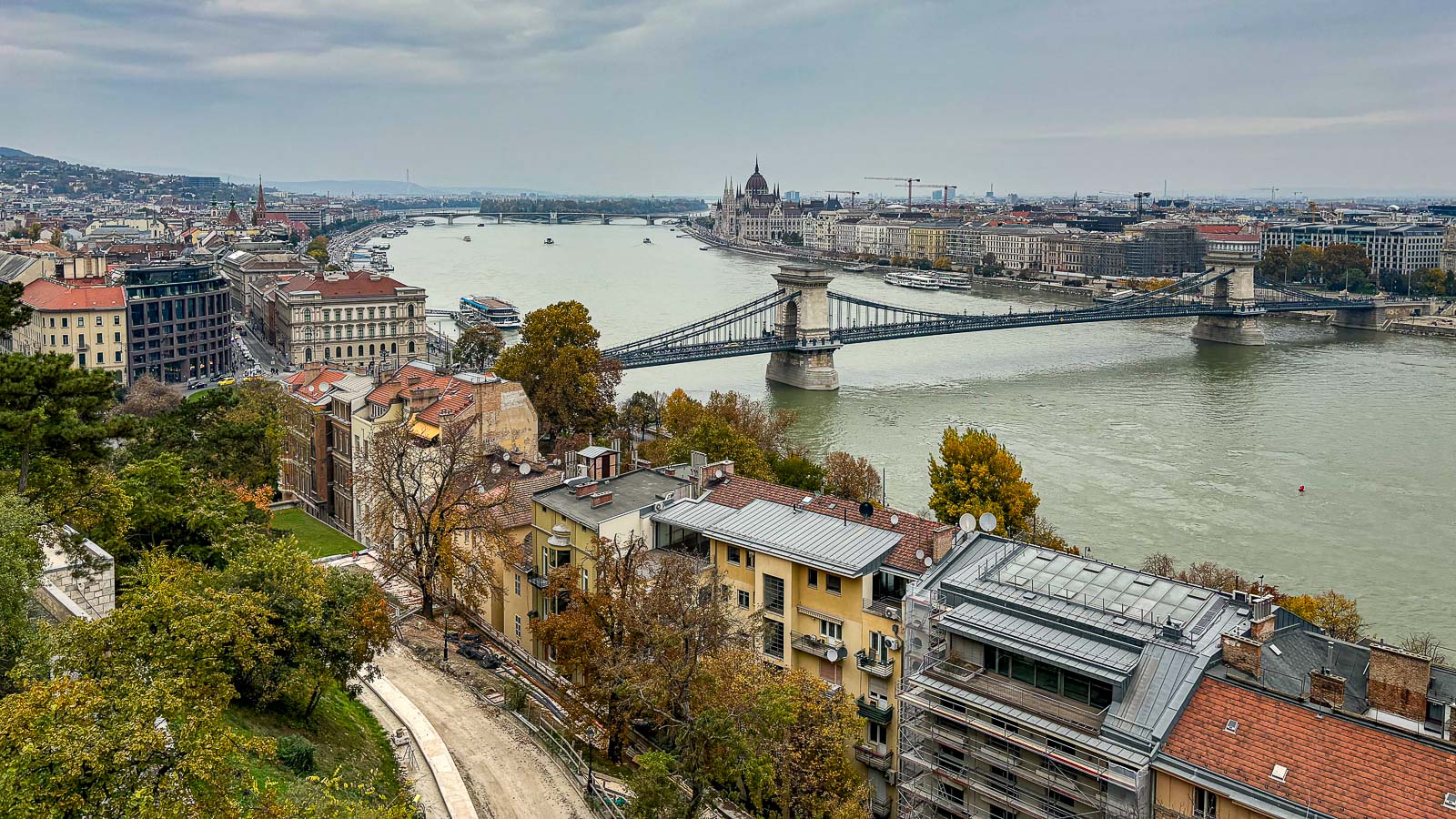 ハンガリーでドムを買う／「人生初ヨーロッパの景色と模型店」が僕のプラモ熱をさらに高めてくれた話。