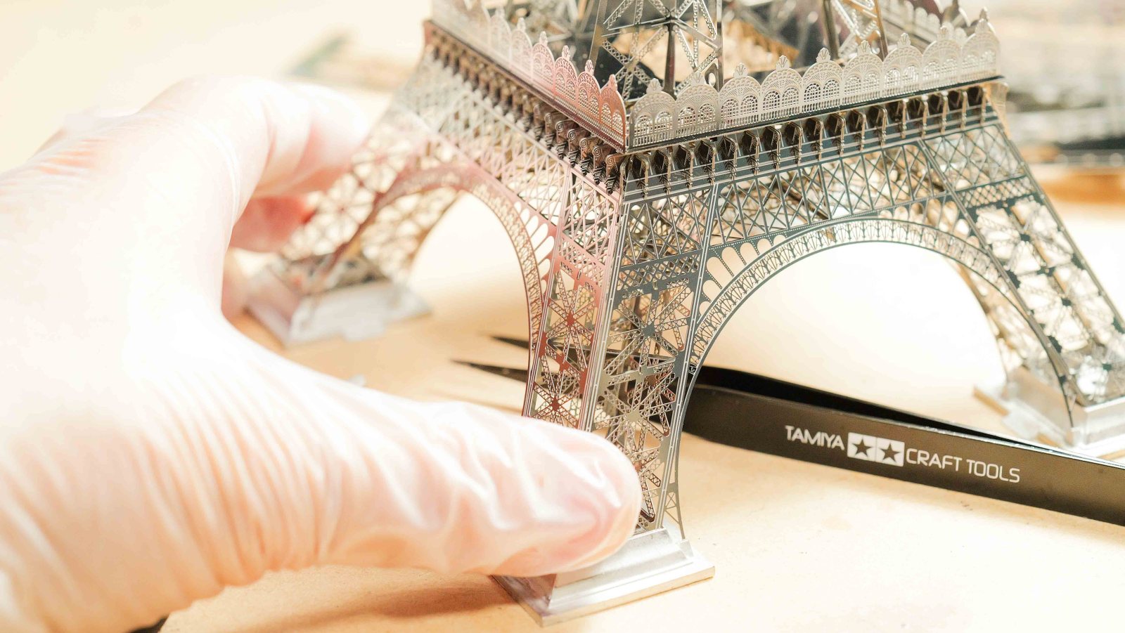 プラモデルではできないこと／エアロベースの1:1000 エッフェル塔が見せる「エッチングの魔法」