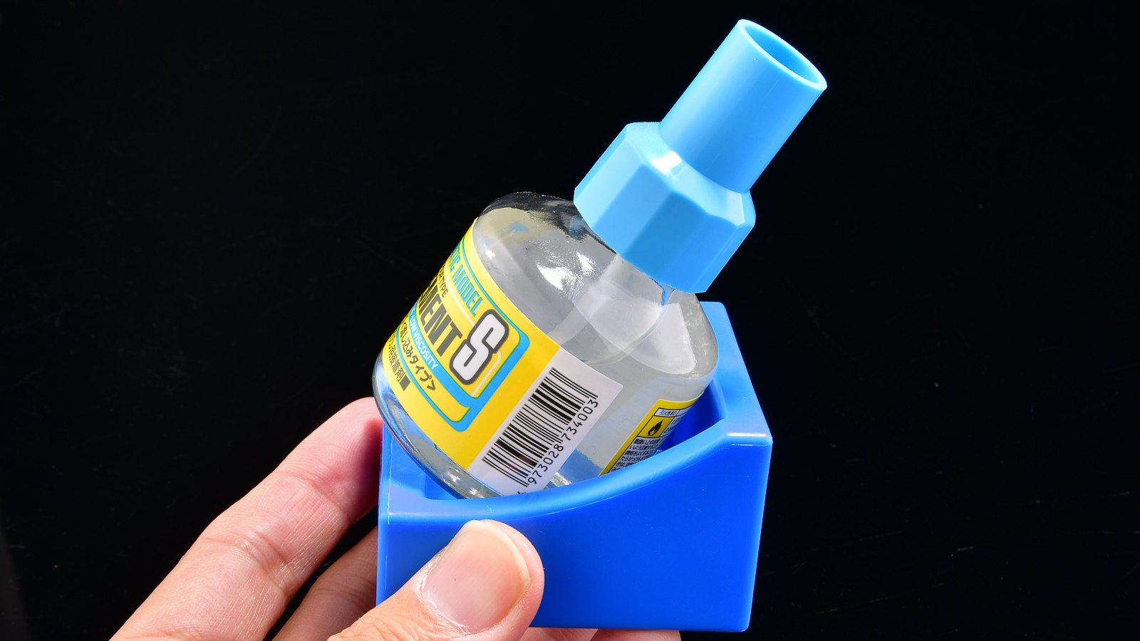 傾けて使えるだけで接着剤のイライラが無くなる！「ゴッドハンド ボトルスタンド」でさらに接着が楽しくなる。