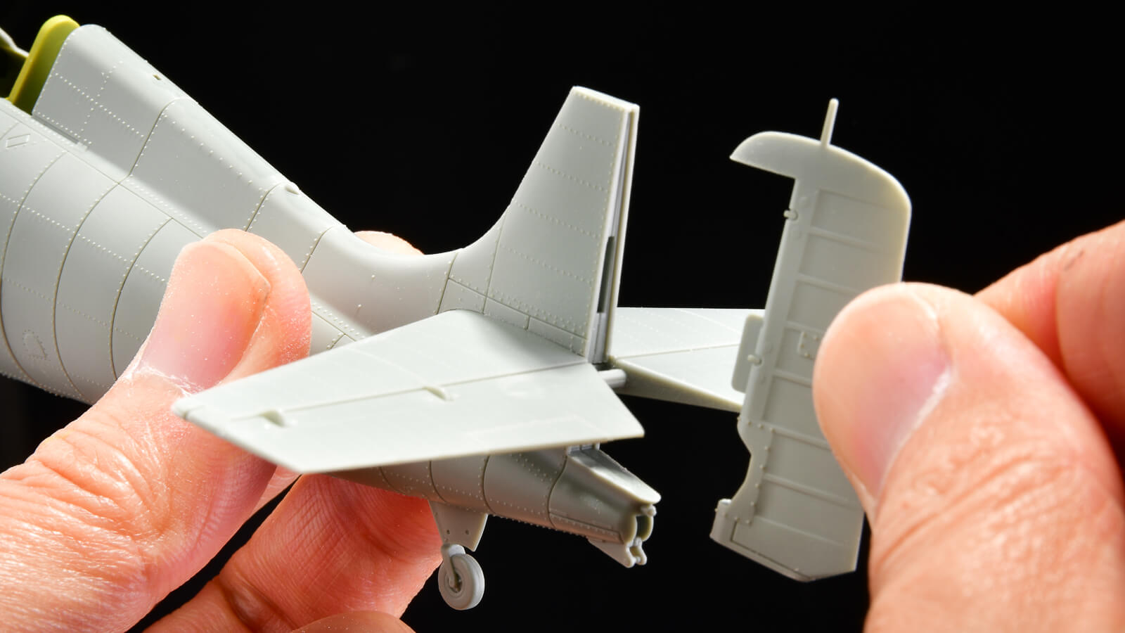 飛行機模型の翼を畳みたい」と思わせる最高の組み味／アカデミー 1:48