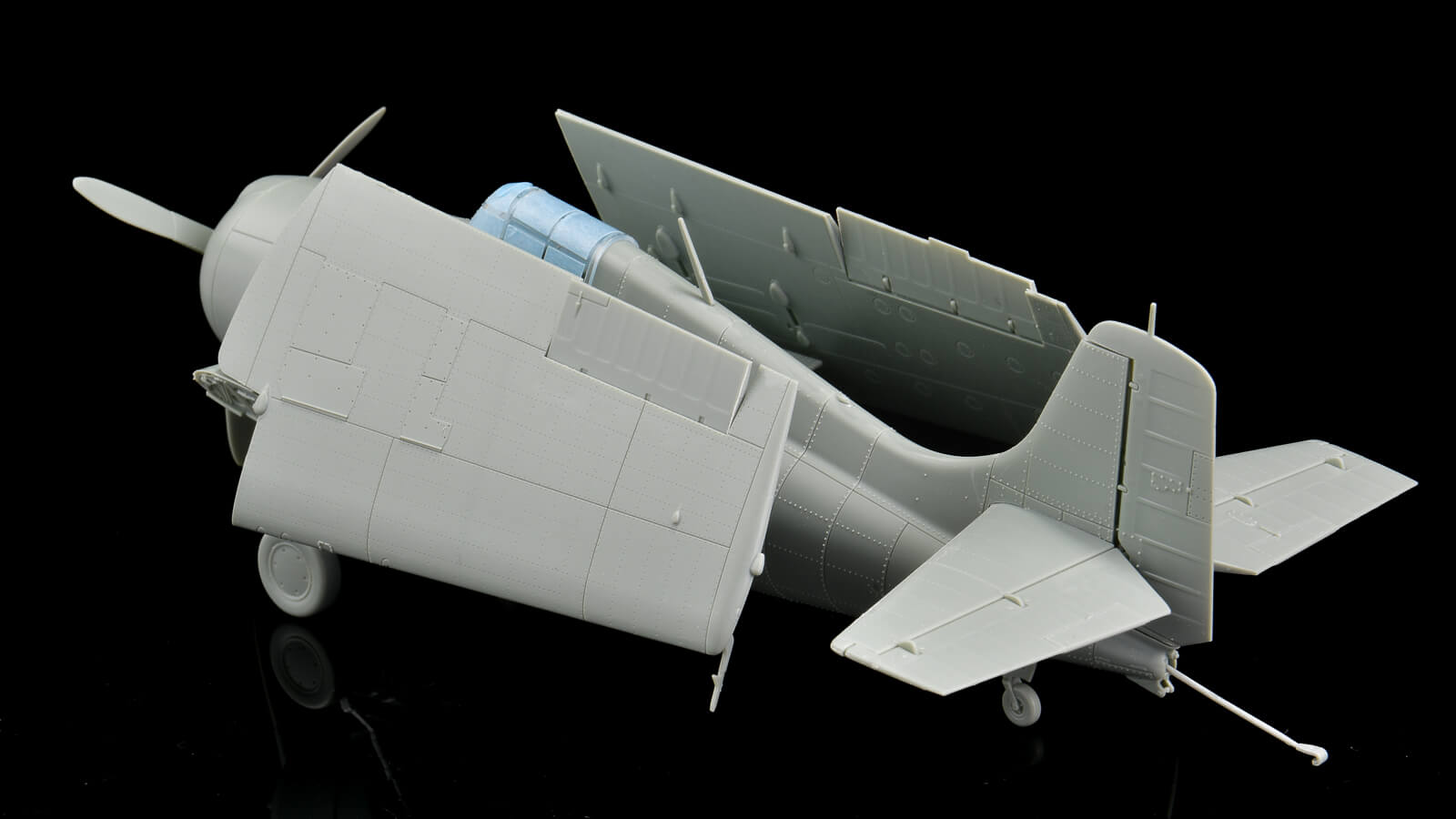 飛行機模型の翼を畳みたい」と思わせる最高の組み味／アカデミー 1:48