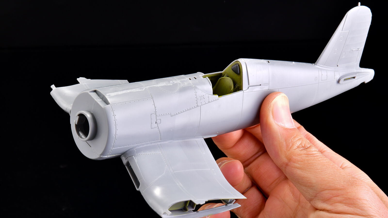 花金だ！仕事帰りに買うプラモ。タミヤの1/48コルセアの美しい翼を堪能