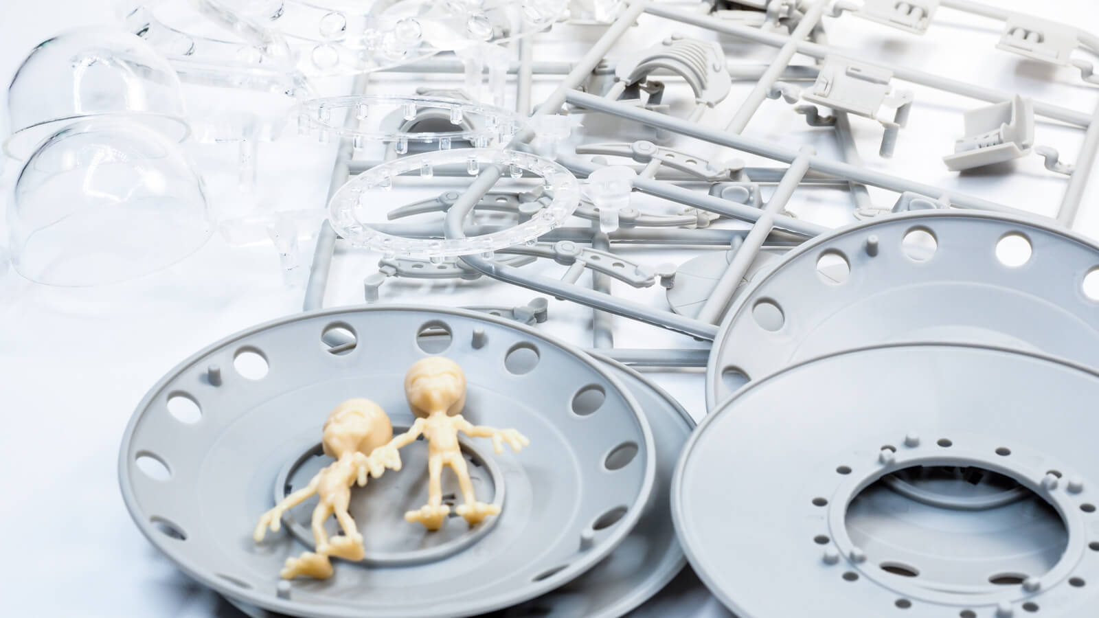 プラモデルの宇宙人の腕を曲げ、UFOに乗せた日／アルファ・ケンタウリ