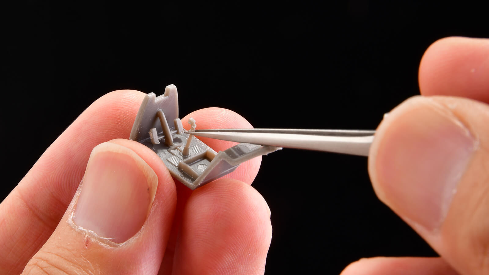 小さい手にもフィットする！模型作業がはかどる“極細ピンセット