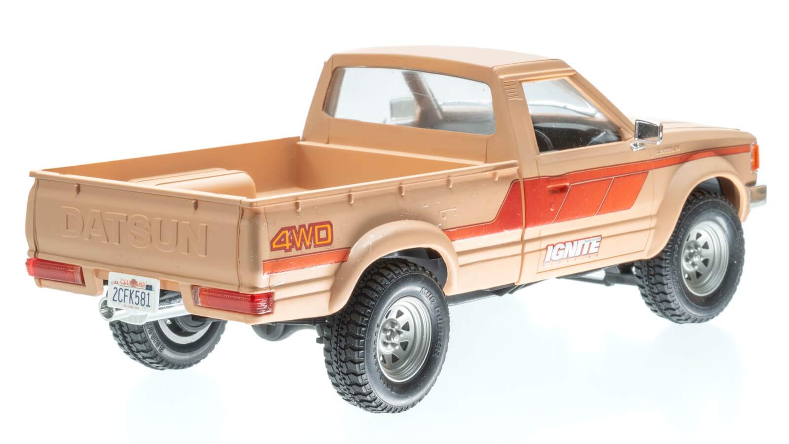 自由に作って、自由に走る／アオシマの720ダットサンをリフトアップし