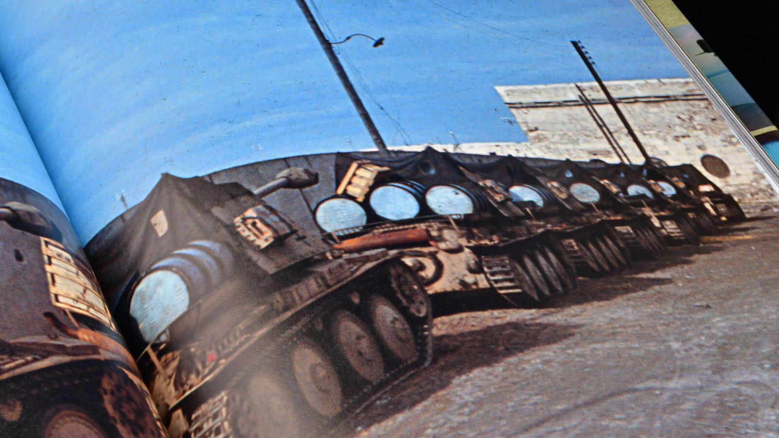 カラー写真が蘇らせる北アフリカ戦線」。あなたの模型ライフを変える