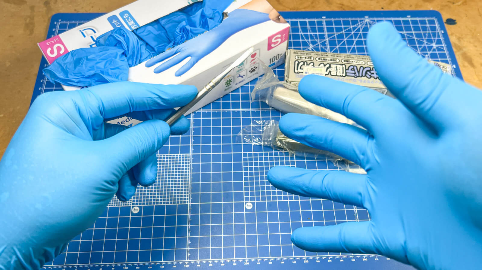 エポキシパテを練るときに頼れる相棒／ピッタリフィットのニトリル手袋のススメ。