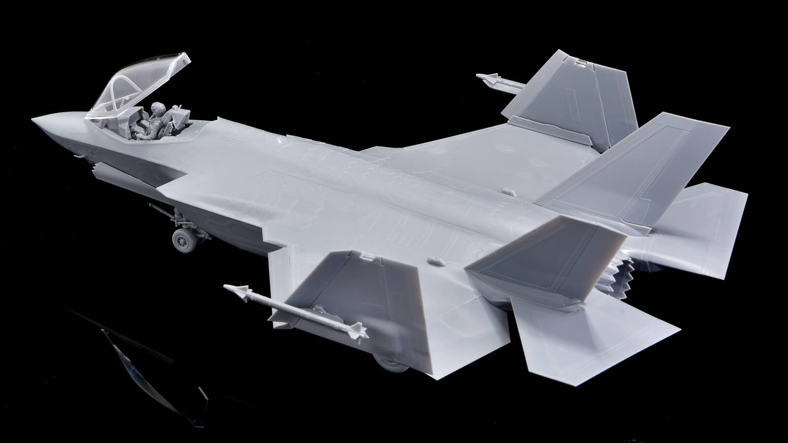 花金だ！仕事帰りに買うプラモ。現代の最強艦載機を最新キットで気軽に