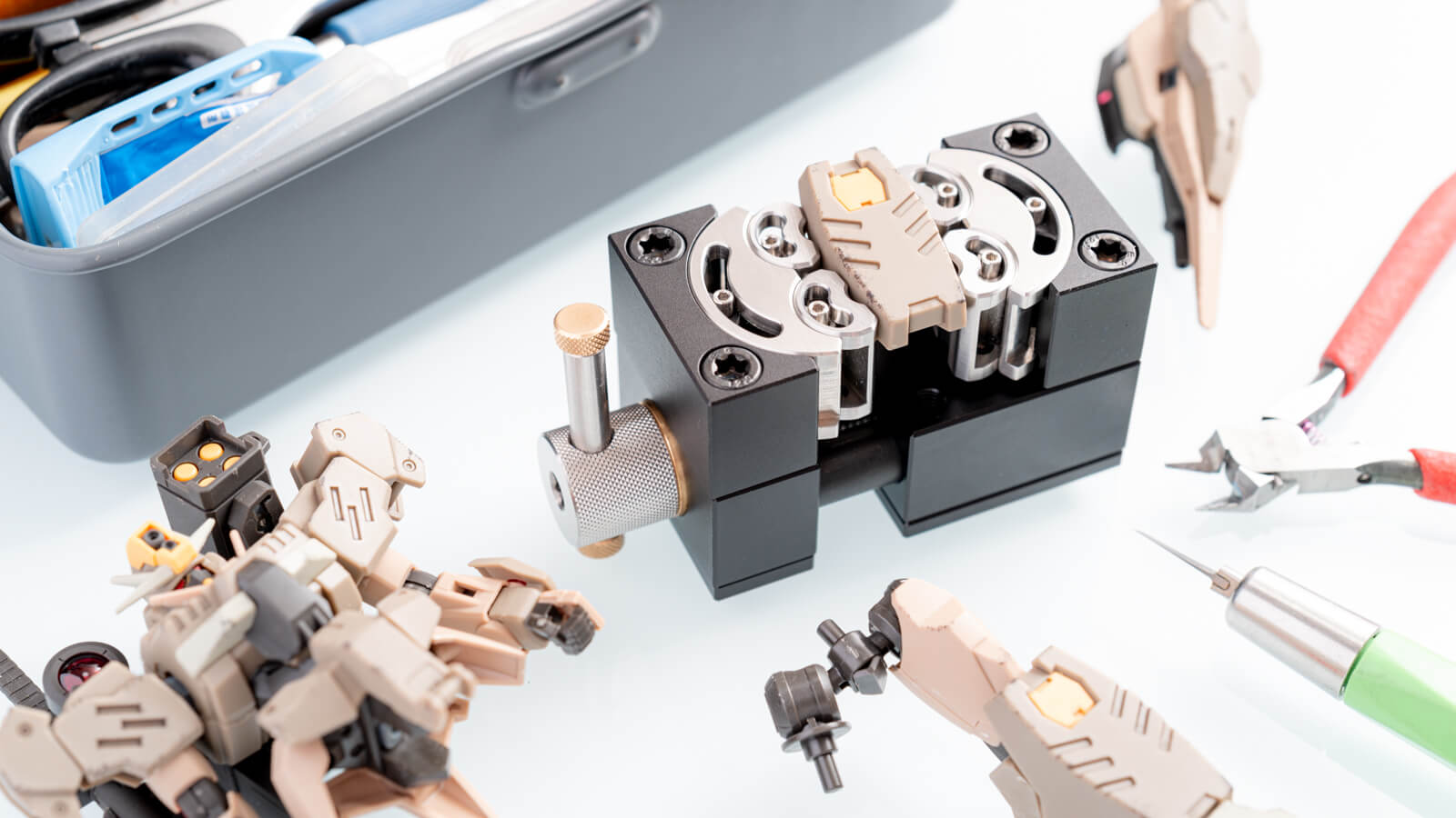 プラモデル製作におけるパーツ保持問題が完全解決／「MetMoフラクタルバイス」の完成度をレビュー！