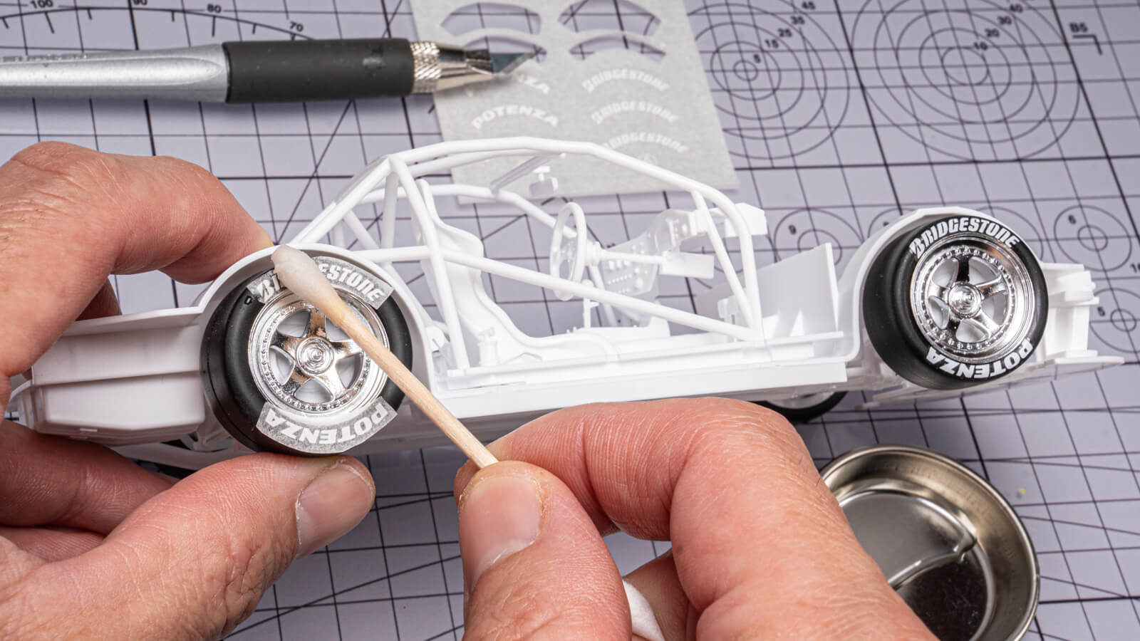 無塗装でもデカール貼りきればレーシングカーモデルの醍醐味を味わえる