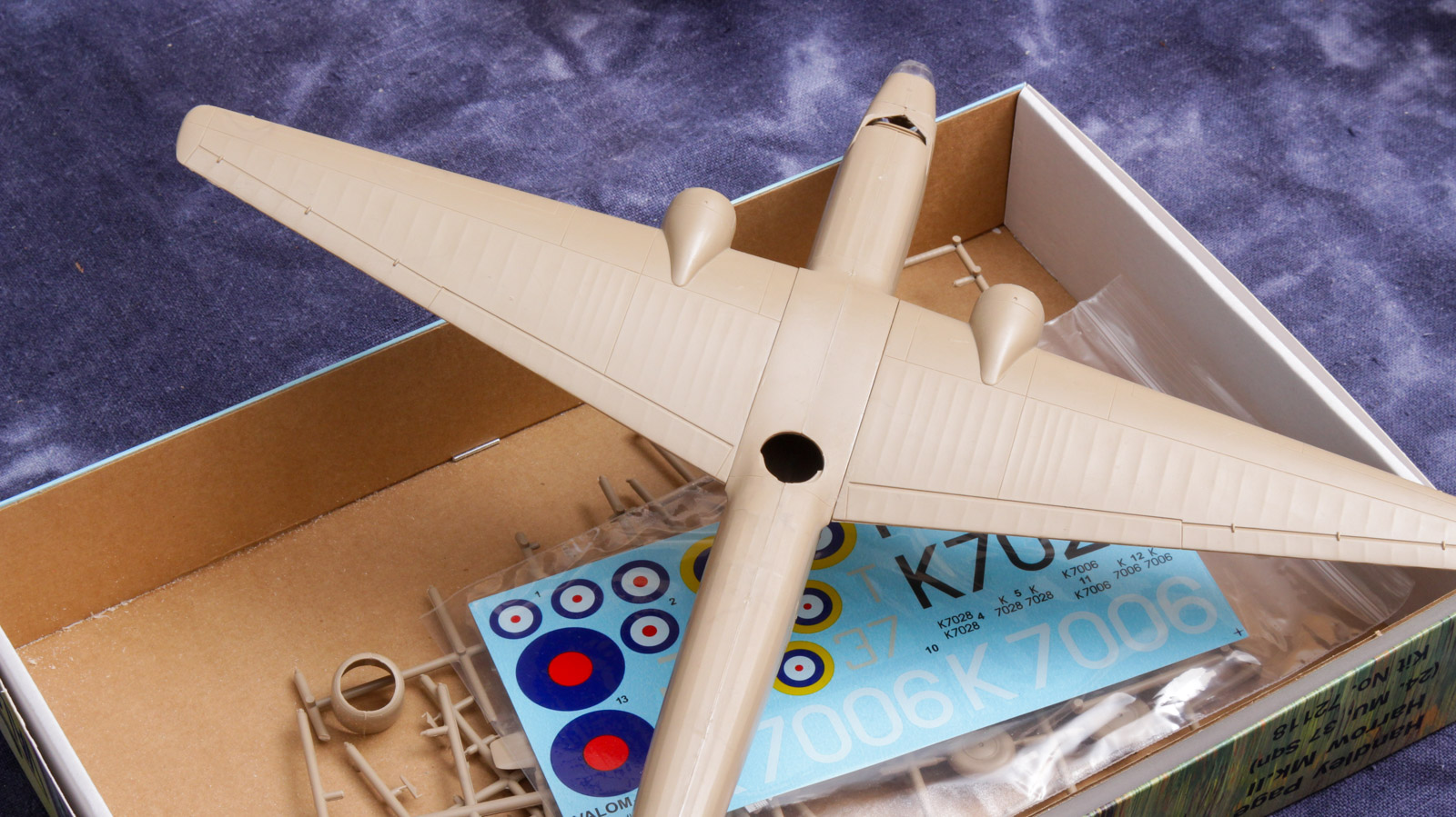 VALOM・ヴァロム 1/72 デカイ飛行機は場所を取るからかっこいい／VALOM 1/72 Handley Page