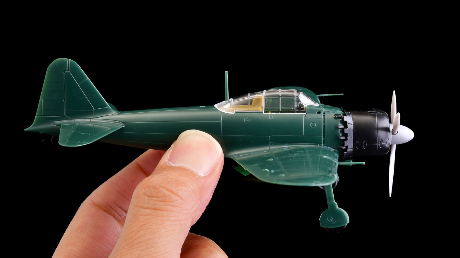 花金だ！仕事帰りに買うプラモ。組むだけで「緑の零戦」を楽しめる