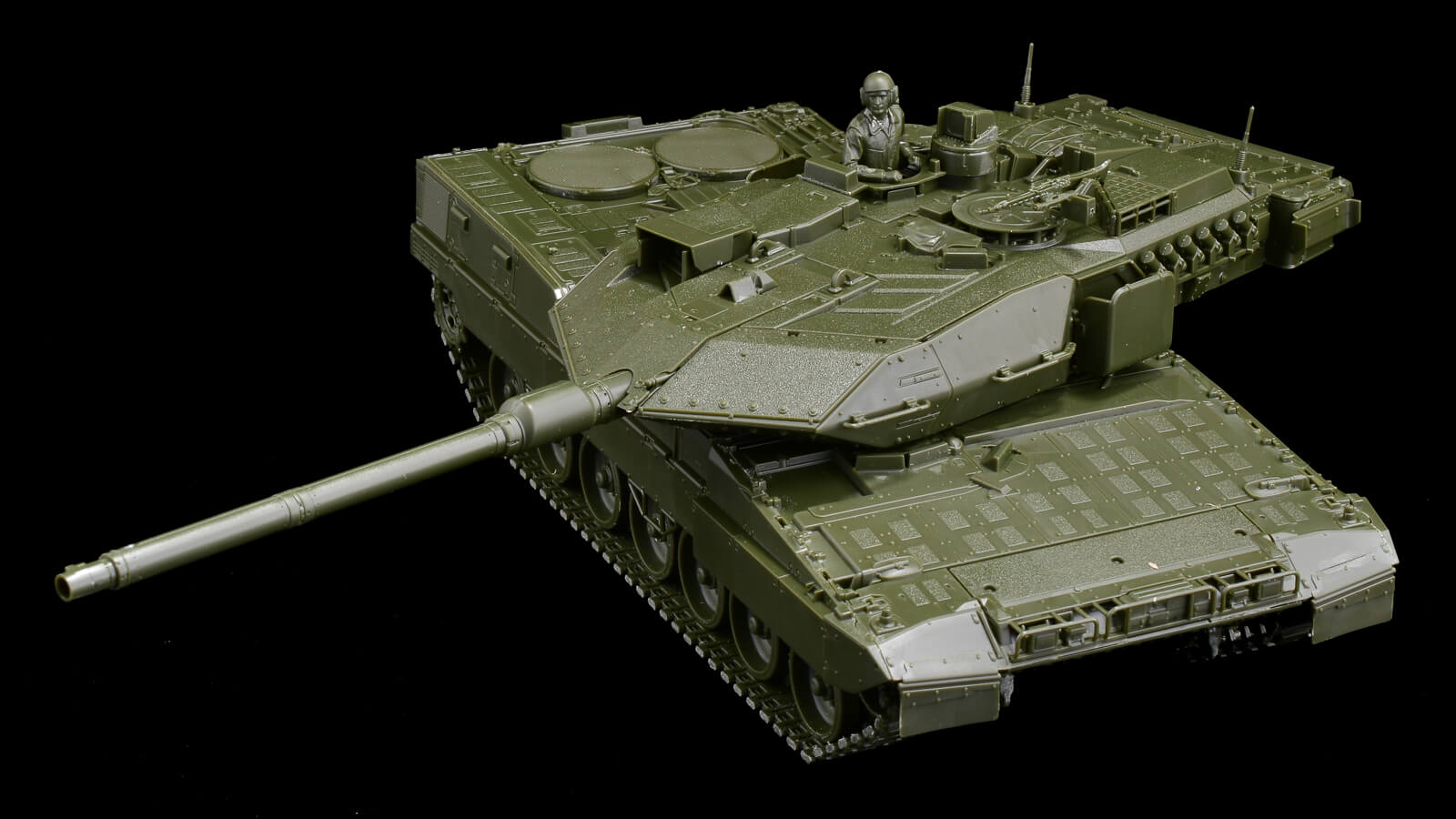 花金だ！仕事帰りに買うプラモ。タミヤで味わう「組み易い戦車模型」の完成形／1/48 レオパルト2 A7V