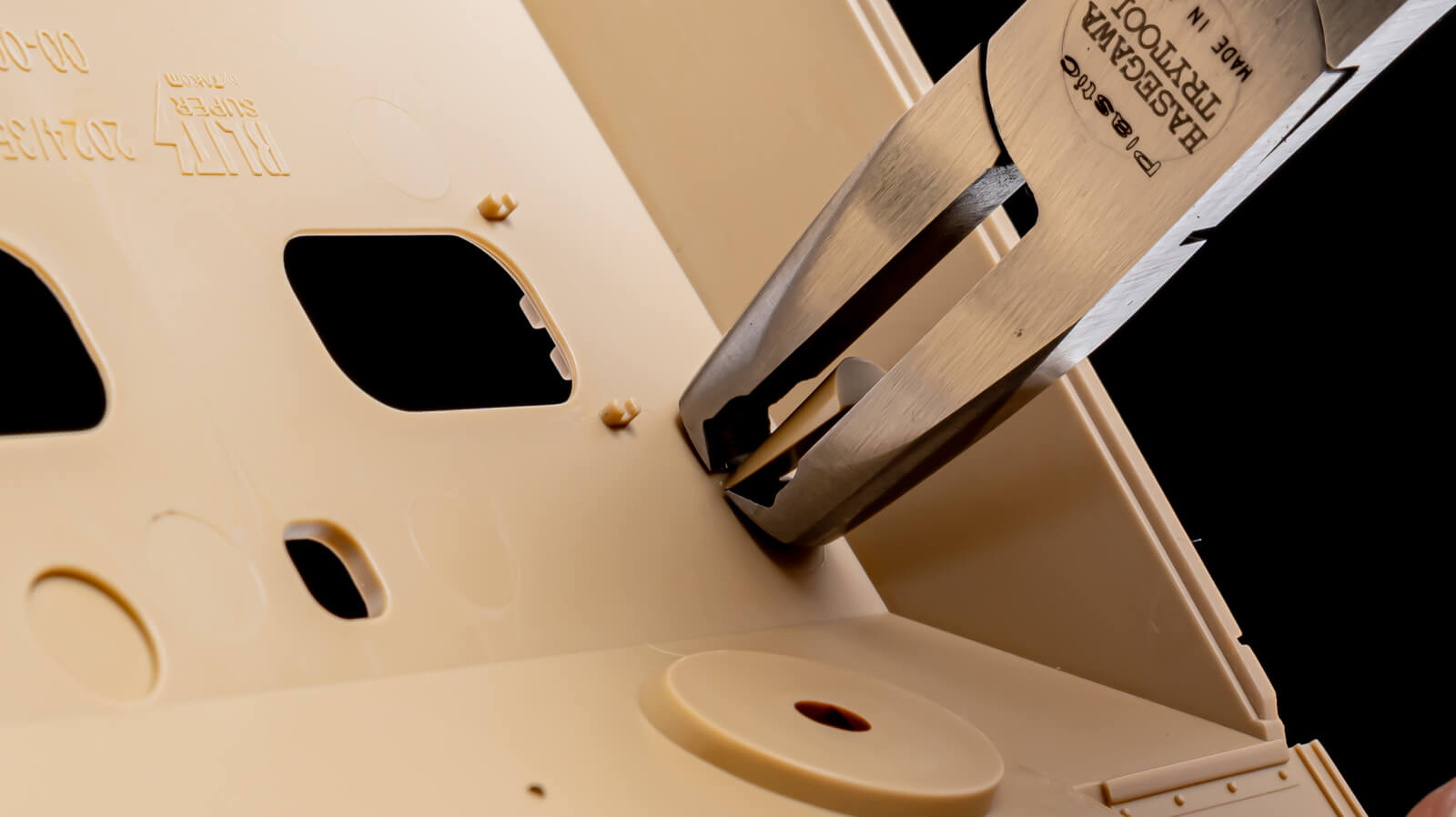 パーツ裏の出っ張りやガンプラのダボを切り飛ばす！／ハセガワの新アイテム、エンドニッパーを讃えよう。