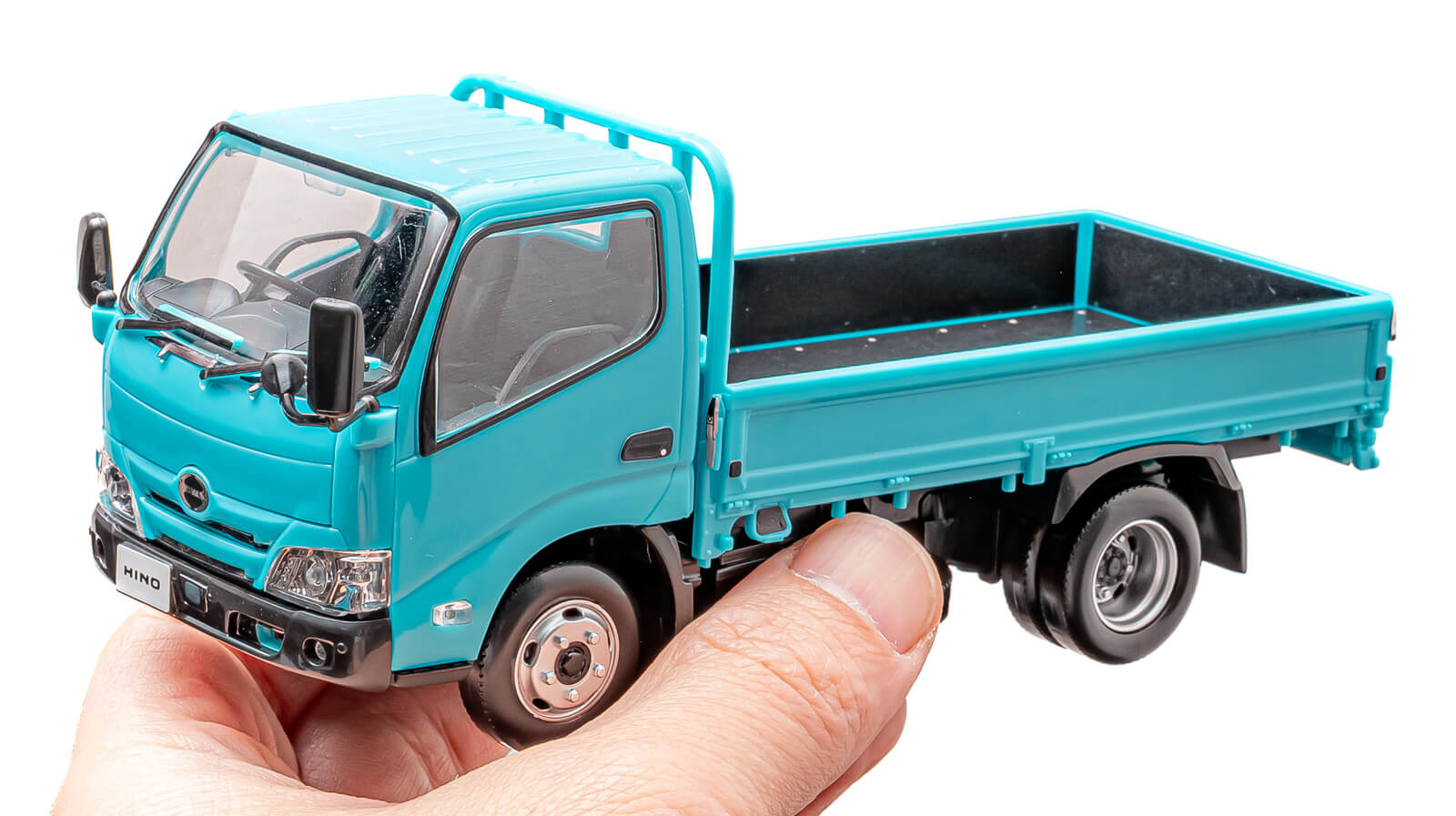 ヒノノニトンが鮮烈なターコイズで組み上がる！／アオシマの楽プラで楽しむデュトロ 平ボデー