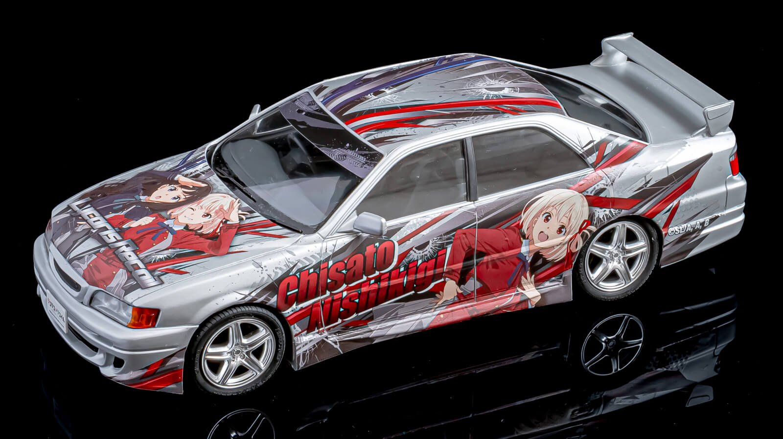 レビュー】「貼れる設計」が文化をドライブする！／アオシマ新生痛車