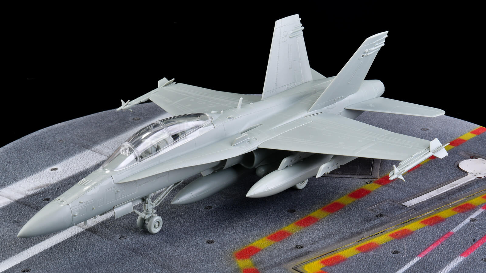 【レビュー】敗者復活の主役機。レガシーホーネットの美しさを味わう／アカデミー 1/72 F/A-18D ホーネット