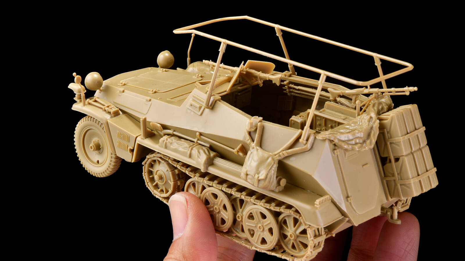 花金だ！仕事帰りに買うプラモ。待望の再生産！タミヤ戦車模型の大傑作を思う存分味わおう／「ドイツ Sd.kfz.250/3 無線指揮車 グライフ」