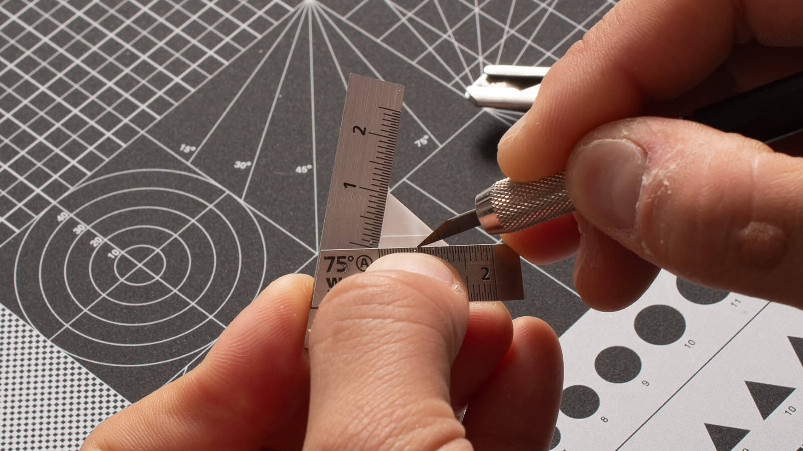 【工具レビュー】 カットにもスジ彫りにも大活躍！ショートタイプで抜群の機動性！「wave HGステンレス定規[ショートタイプ]2枚組」