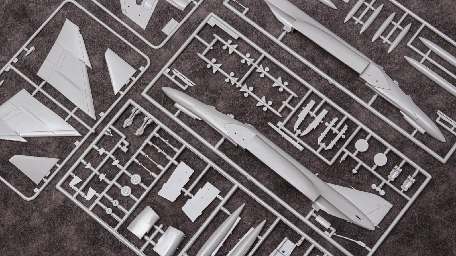 絵のイメージ、仕上がり寸法からの想像。仕事帰りに1/72 F-4E ファントムIIを買った日。