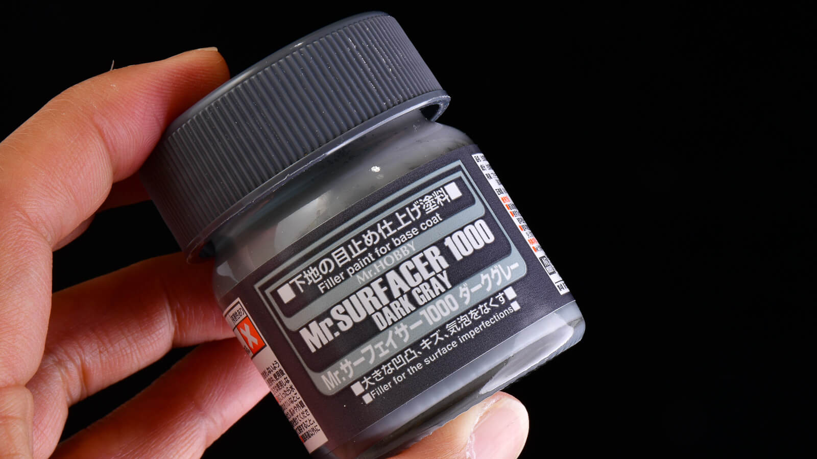 【塗料レビュー】グレー以上、ブラック未満。絶妙な硬質感を生む新サーフェイサー「Mr.サーフェイサー1000 ダークグレー」。