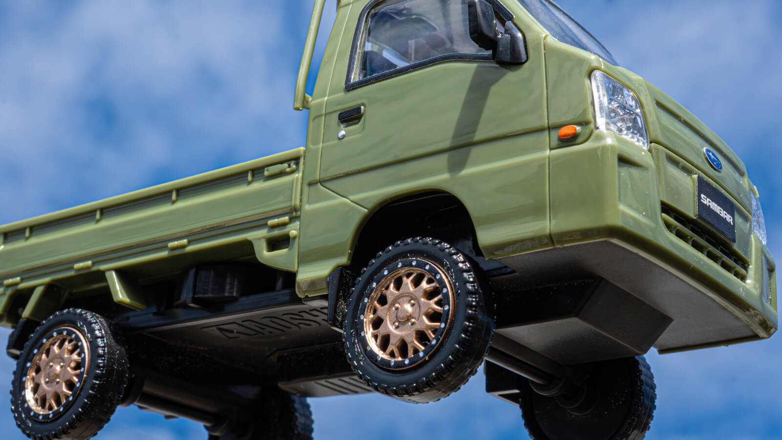 【レビュー】クルマのお洒落も足元から／楽プラのスバル サンバー トラック カスタムホイール