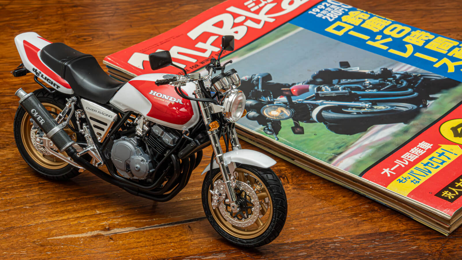 【レビュー】憧れの赤白ツートン！カスタム満載のスーフォアを手にできる喜び！／アオシマ ホンダ NC31 CB400 SUPER FOUR 1992年式 カスタムパーツ付き