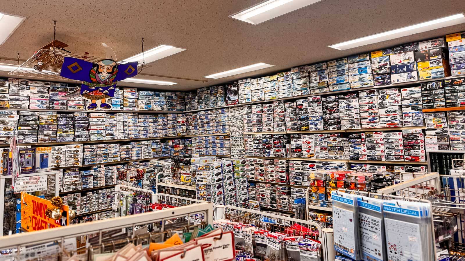 【コラム】青い模型店に、胸が高鳴る。今とあの頃の楽しさが詰まった「岩崎模型店」。